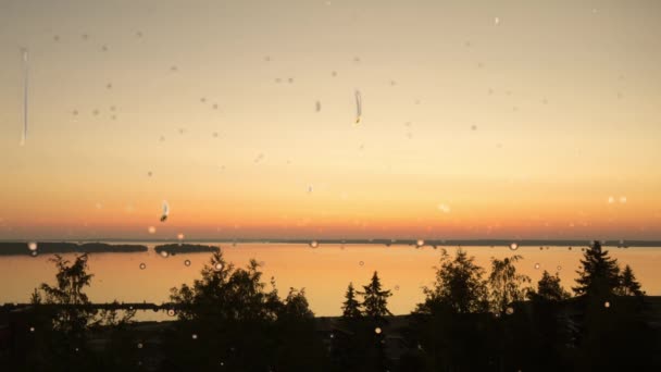 Прекрасний Захід Сонця Краплі Дощу Потрапляють Вікно — стокове відео