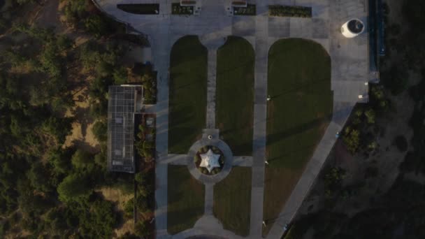 Underbar Antenn Topp Ner Antenn Flyga Över Griffith Observatory — Stockvideo