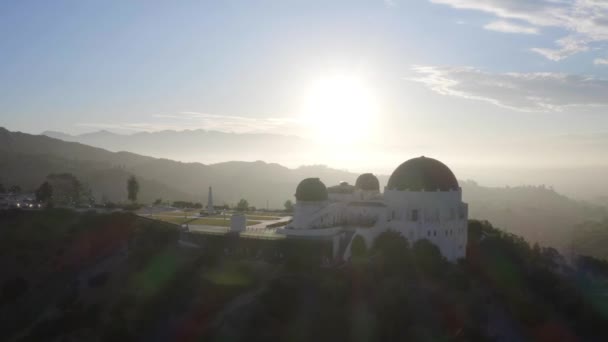 Gyönyörű Légi Felvétel Griffith Obszervatóriumról Egy Gyönyörű Napfelkeltekor — Stock videók