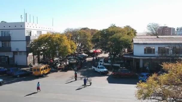 Sebuah Tembakan Drone Mendorong Jalan Kota Yang Penuh Sesak Bawah — Stok Video