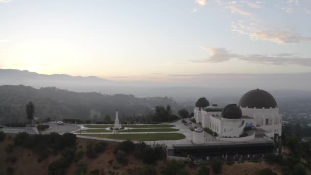 Volare Aereo Sopra Griffith Observatory Durante Ora Crepuscolare — Video Stock