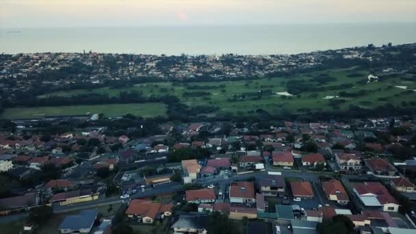 Luftaufnahmen Einer Drohne Von Wohnhäusern Mit Einer Straße Mit Bewegtem — Stockvideo