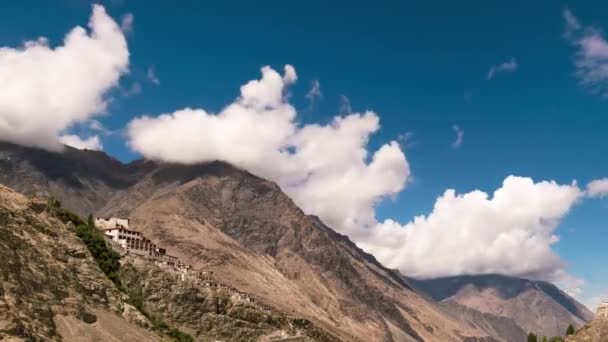 喜马拉雅山 努布拉山谷 蓬松的云彩与迪斯吉修道院的前景 — 图库视频影像