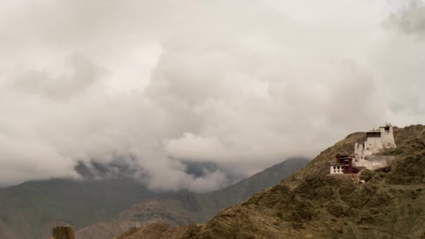 Namgyal Tsemo Een Klooster Leh Ladakh Omgeven Door Wervelende Wolken — Stockvideo