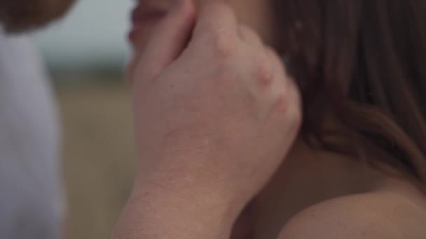 Ekstremalne Zbliżenie Filmowe Slow Motion Handheld Shot Romantycznej Mieszanej Pary — Wideo stockowe