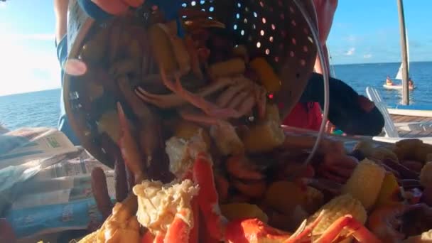 Vyhození Obrovského Koše Mořských Plodů Piknikový Stůl Rodinném Krabím Kotli — Stock video