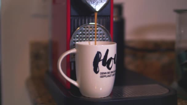 Een Koffiemok Wordt Uit Espressomachine Genomen Direct Nadat Deze Klaar — Stockvideo