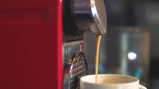 Een Close Van Rijke Donkere Espresso Druipt Een Kopje Koffie — Stockvideo