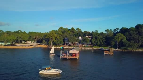 Весела Сім Зображена Під Час Краб Кипить Пристані Над Водою — стокове відео