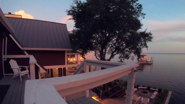 Timelapse Surplombant Eau Encadrée Par Bel Arbre Une Vue Relaxante — Video