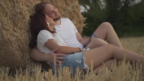 Syuting Sinematik Sedang Genggam Dari Pasangan Ras Campuran Romantis Bersandar — Stok Video