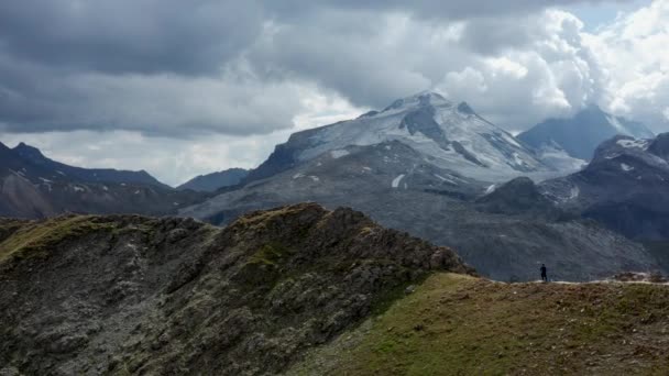 ティグネス周辺のドローン山の景色 グランデ モット氷河を背に岩の上を飛ぶ — ストック動画