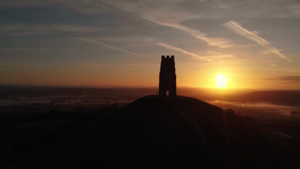 Panning Anteny Złotego Wschodu Słońca Nad Glastonbury Tor Mgliste Pola — Wideo stockowe