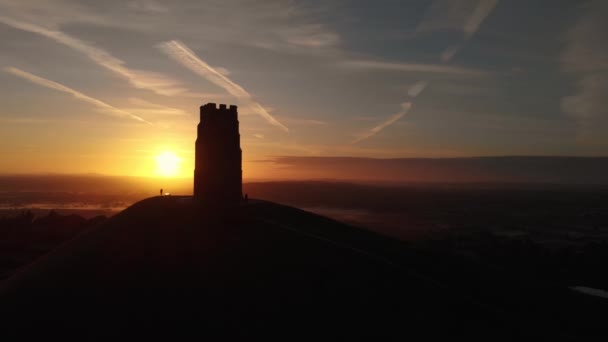 Orbitando Amanecer Dorado Sobre Glastonbury Tor Los Campos Brumosos Abajo — Vídeo de stock