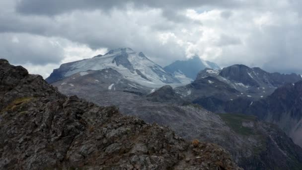 Drone Bergzicht Rond Tignes Vliegend Rotsen Met Grande Motte Gletsjer — Stockvideo