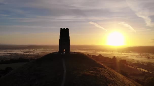 Pan Aéreo Del Amanecer Dorado Que Pasa Detrás Glastonbury Tor — Vídeo de stock