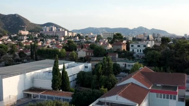 フランスの住宅街マルセイユ上空を飛行するドローン映像 — ストック動画