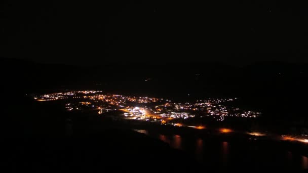 夜には小さな忙しい都市の時間経過 ニュージーランドのテカポ — ストック動画