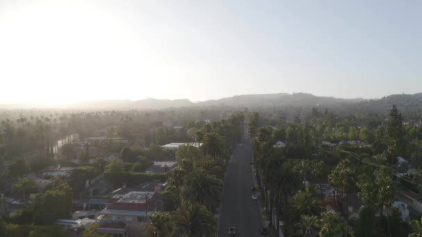 Mooie Luchtfoto Van Beverly Hills Straat Tijdens Zonsondergang — Stockvideo
