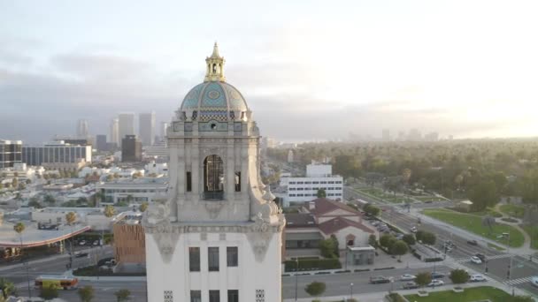 Stunning Pan Aerial Shot Beverly Hills Building Palm Trees Sunset — Stock Video