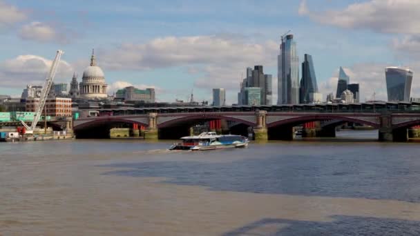 Theems Skyline Londen Rivierboot — Stockvideo