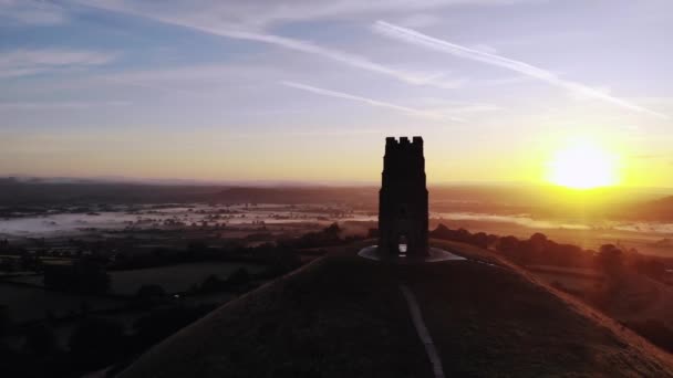Güneş Doğarken Glastonbury Tor Hava Yörüngesinde — Stok video