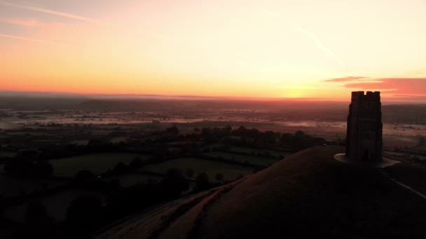 Panering Antenn Den Dimmiga Soluppgången Över Glastonbury Tor Och Somerset — Stockvideo