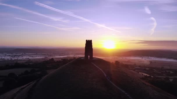 Sartén Aérea Glastonbury Tor Amanecer Con Profundo Cielo Azul Matutino — Vídeo de stock