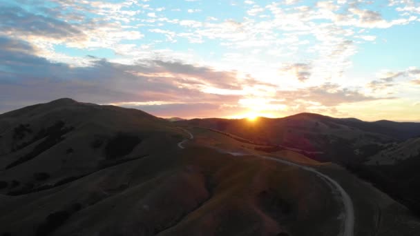 Kleurrijke Zonsopgang Een Rustige Kronkelende Weg Heuvels Luchtfoto Nieuw Zeeland — Stockvideo