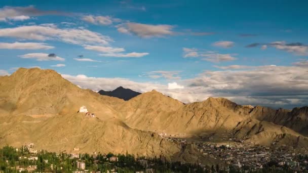 Sombras Dançantes Nuvens Movimento Sobre Mosteiro Tsemo Maitreya Leh Ladakh — Vídeo de Stock