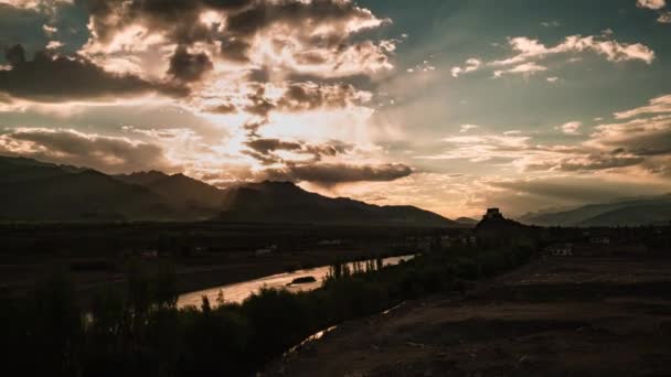 莱拉达克印度河上的Stakna修道院夕阳西下 灯光摇曳 — 图库视频影像