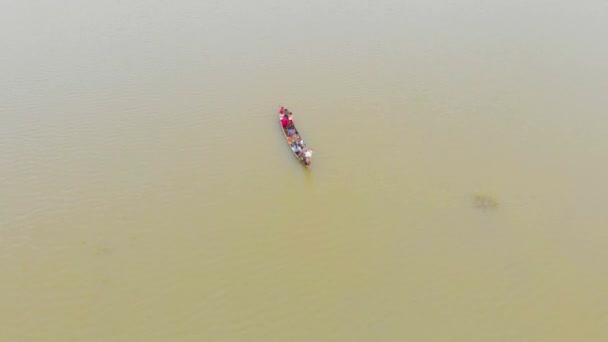 4K在婆罗门普特拉季风洪水淹没的马祖利河岛上 乘坐排船被疏散到陆地地区的空中自上而下射击人员 — 图库视频影像