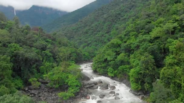 Paralaje Aéreo Disparo Arroyo Río Las Montañas Con Cascadas Nokalikai — Vídeo de stock