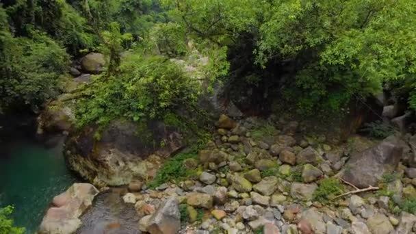 Repülés Visszafelé Reveal Shot People Walking Suspension Bridge Forest Cheerapunji — Stock videók