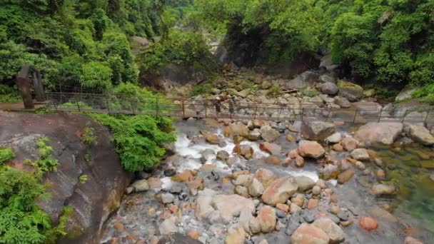 Aerial Follow Shot People Walking Suspension Bridge Forests Cheerapunji Meghalaya — Vídeo de Stock