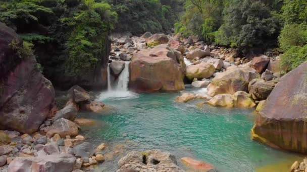 Gökkuşağı Yakınlarındaki Bir Havuzunun Hava Uçuşu Görüntüsü Nongrigat Cheerapunji Meghalaya — Stok video