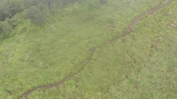 Aerial Tracking Shot Year Old Indian Mężczyzna Trekking Szczycie Shirui — Wideo stockowe