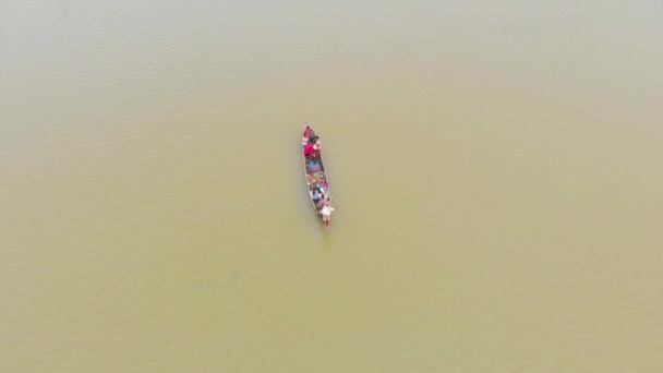 Aerial Top Aufnahme Von Menschen Einem Ruderboot Die Evakuiert Werden — Stockvideo