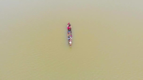 Aerial Top Shot People Row Boat Ewakuowany Lądowisko Wyspie Majuli — Wideo stockowe