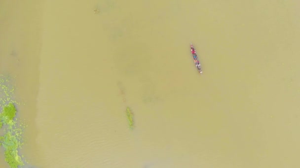 홍수에 육지로 대피하는 공중에서 — 비디오