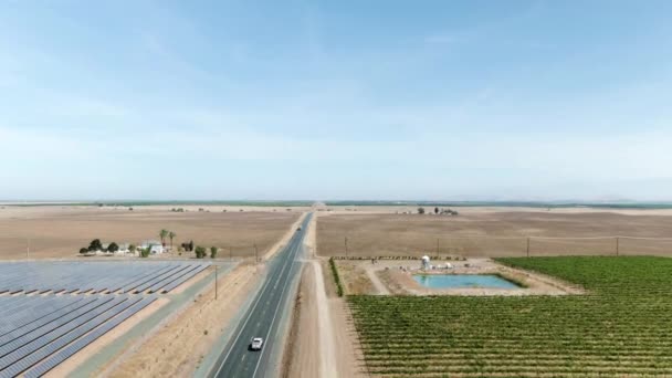 Sol Taraftaki Güneş Panelleri Sağ Taraftaki Üzüm Bağlarıyla Çevrili Kırsal — Stok video