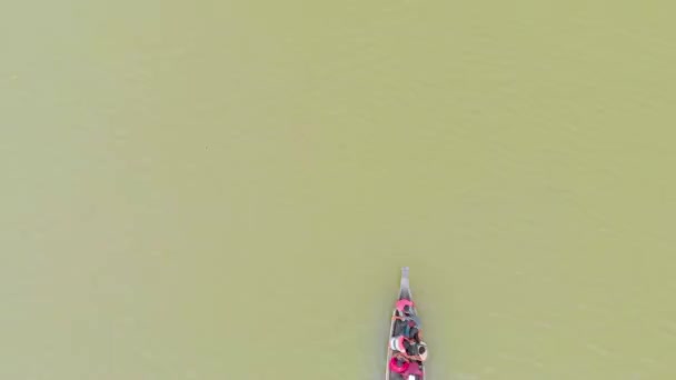 4K在婆罗门普特拉季风洪水淹没的马祖利河岛上 乘坐排船被疏散到陆地地区的空中自上而下射击人员 — 图库视频影像