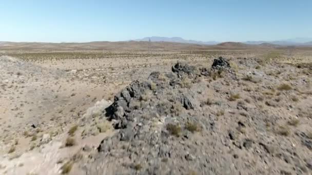 州間高速道路15号線近くの広大なモハベ砂漠の空中暴露ショット 地平線に見える丘や山と乾燥した空の風景を明らかに丘の上に行くショット — ストック動画