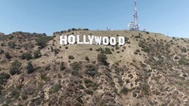 Een Naderende Luchtopname Van Het Hollywood Teken Het Schot Begint — Stockvideo