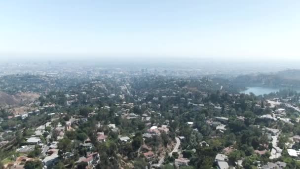 カリフォルニア州ロサンゼルス近くのハリウッド ヒル上空を進む ほとんどの風景を覆う霞がかかった明るく晴れた午後です ロスはこのショットでは見えません — ストック動画