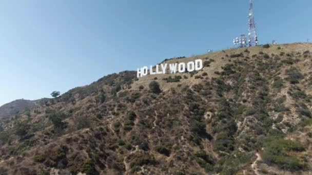 右下隅からハリウッドの看板に近づいて空中 標識を含む丘全体がショットが近づくにつれて表示されます それは全体の兆候が見えるの斜めのビューで終了します — ストック動画