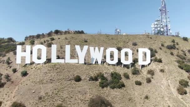 ハリウッドの看板のゆっくりと後方に移動する航空機 サイン全体を閉じてから バックグラウンドでアンテナで撮影された媒体にのみ表示されます — ストック動画