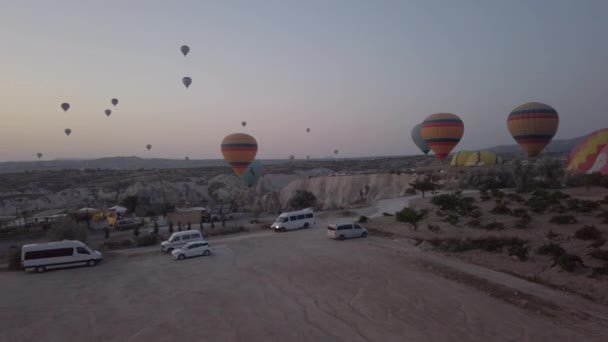 日出时从戈里梅起飞时热气球的垂直运动 — 图库视频影像