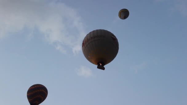 Yavaş Bir Inişte Sıcak Hava Balonunun Altından Kayıt Ediliyor — Stok video