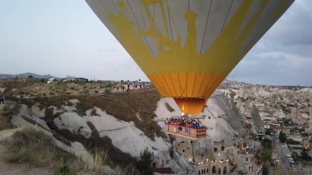 Heißluftballon Bei Sonnenaufgang Der Nähe Des Aussichtspunktes Von Goreme — Stockvideo